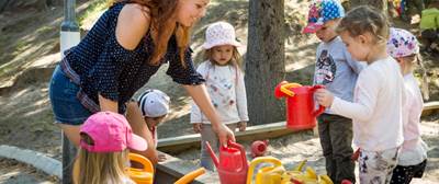 Lek i sandlådan. Lek i sandlådan.